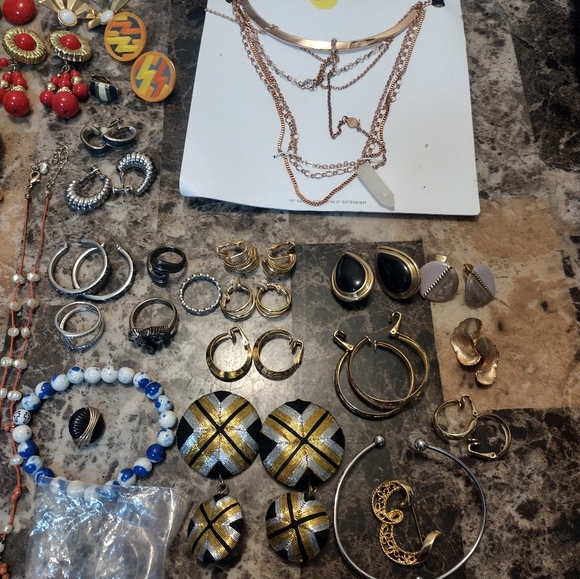 Jewelry Lot Necklaces, Bracelets, Earrings - Picture 7 of 8